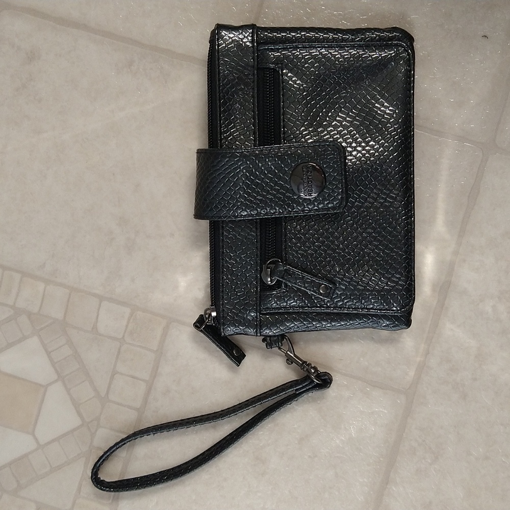 Kenneth Cole Reaction Wallet/Wristlet